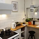 Metro Zabkowska - Convenience And Quality شقة